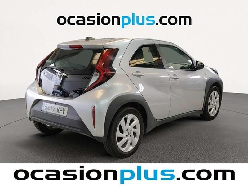 Usado Toyota Aygo Play 72 CV (52 kW) 2024 Gris Utilitario