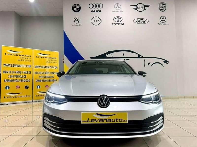 Usado VW Golf VIII Life 116 CV (85 kW) 2021 Plateado Utilitario