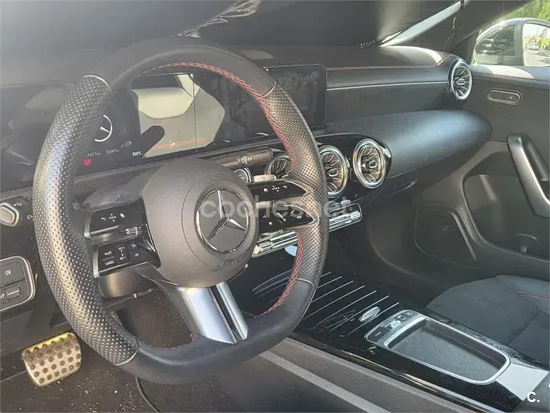 Usado Mercedes CLA220 190 CV (139 kW) 2025 Gris / plata Berlina