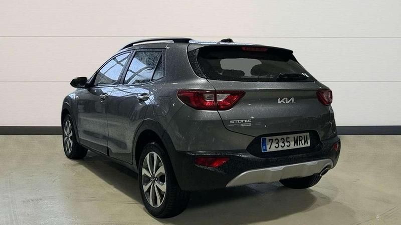 Usado Kia Stonic 101 CV (74 kW) 2024 Gris SUV