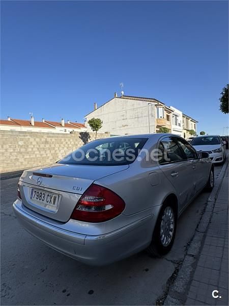 Usado Mercedes E270 Avantgarde 177 CV (130 kW) 2004 Gris / plata Berlina