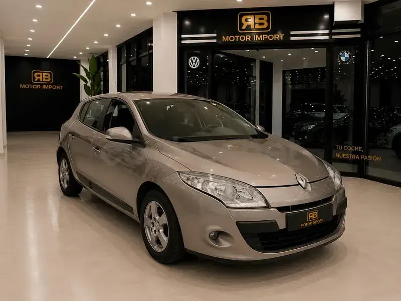 Usado Renault Mégane Authentique 90 CV (66 kW) 2011 Gris / plata Berlina