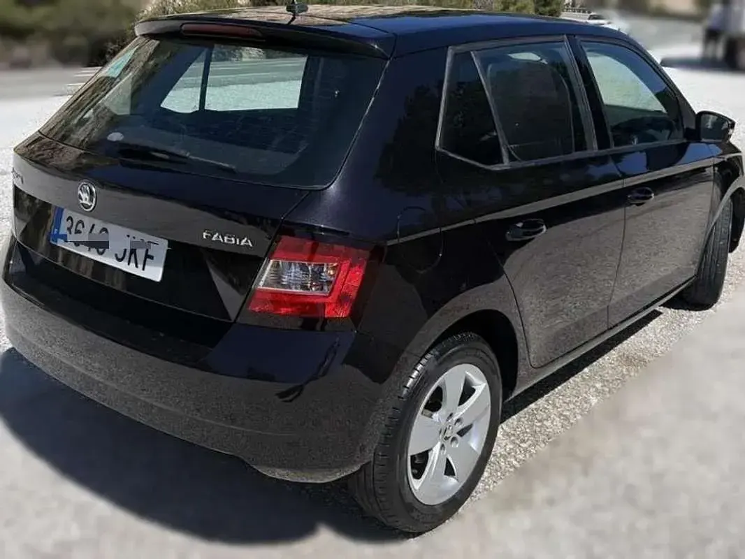 Usado Skoda Fabia Style 90 CV (66 kW) 2015 Negro Utilitario