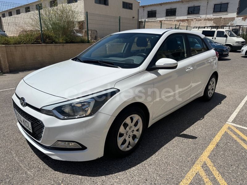 Blanco Usado 2017 Hyundai i20 Berlina | 11.900 € (Precio justo) - Imagen 1/4