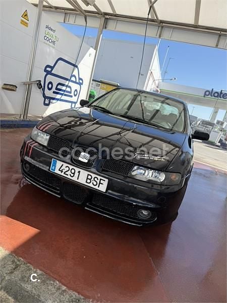 Usado Seat Leon Sport 150 CV (110 kW) 2001 Negro Utilitario