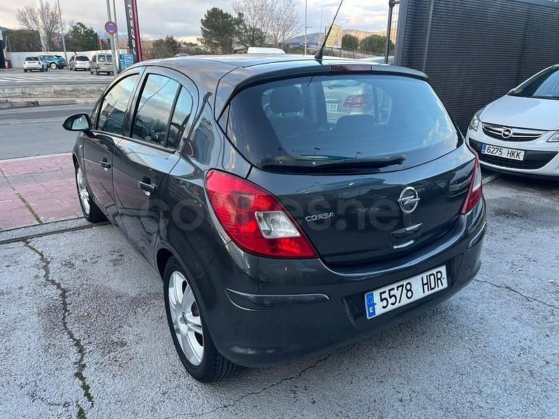 Usado Opel Corsa Essentia 85 CV (62 kW) 2011 Gris / plata Utilitario