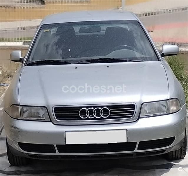 Usado Audi A4 150 CV (110 kW) 1998 Gris / plata Berlina