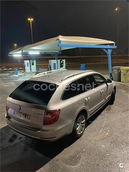 Usado Skoda Superb Active 140 CV (102 kW) 2014 Gris / plata Familiar