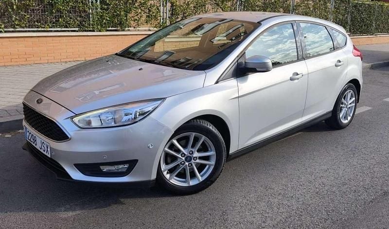 Usado Ford Focus Trend+ 125 CV (91 kW) 2016 Plateado Utilitario