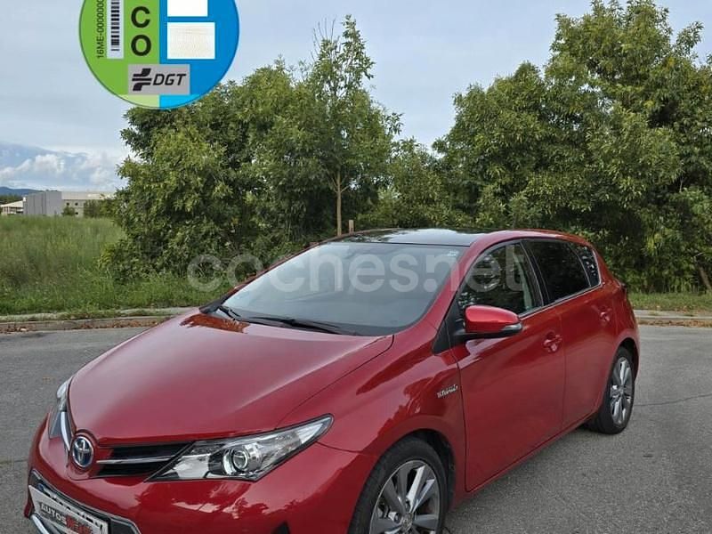 Usado Toyota Auris Hybrid Advance 136 CV (100 kW) 2014 Granate Berlina