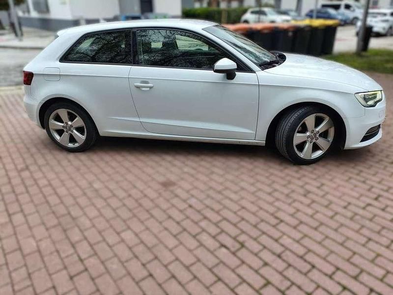 Usado Audi A3 Attraction 105 CV (77 kW) 2013 Blanco Berlina