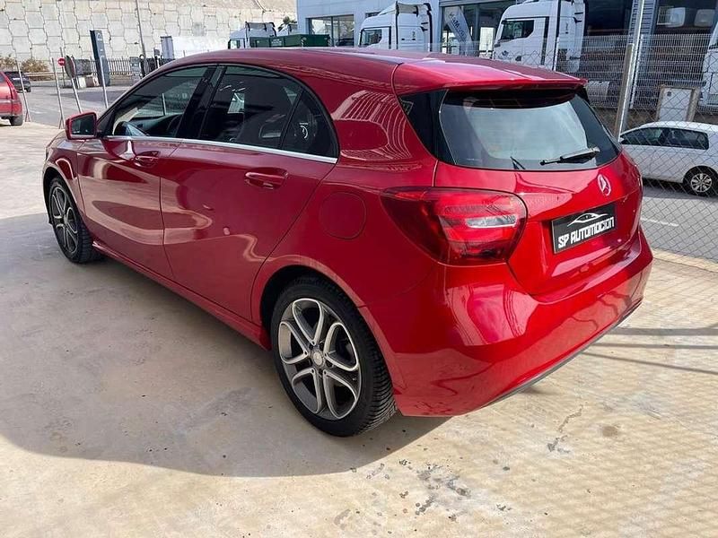 Usado Mercedes A180 109 CV (80 kW) 2017 Rojo Utilitario