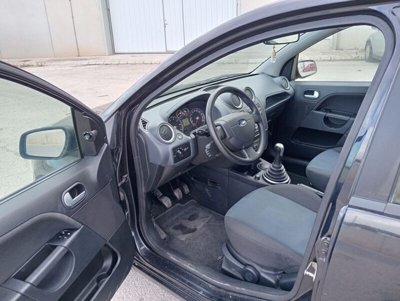 Negro Usado 2007 Ford Fiesta Ambiente Utilitario | 4300 € (Un poco caro) - Imagen 1/4