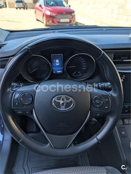 Usado Toyota Auris Hybrid Edition 136 CV (100 kW) 2018 Azul Berlina