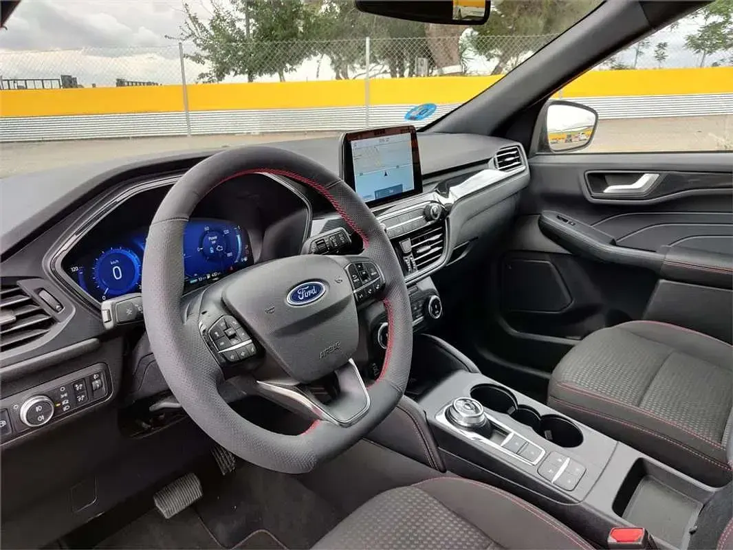 Usado Ford Kuga ST-Line 225 CV (165 kW) 2023 Negro SUV
