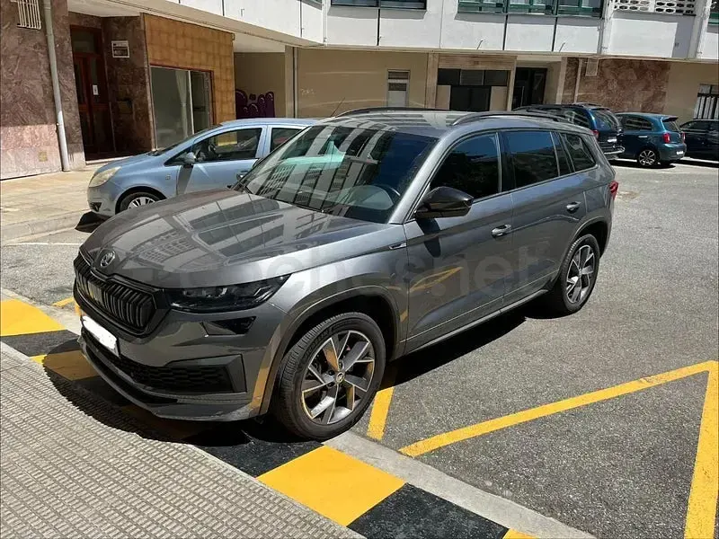 Usado Skoda Kodiaq SportLine 150 CV (110 kW) 2022 Gris / plata SUV