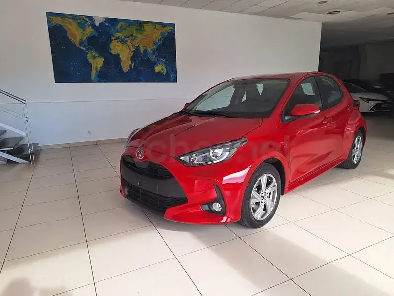 Nuevo Toyota Yaris Hybrid Active 116 CV (85 kW) 2026 Rojo Berlina