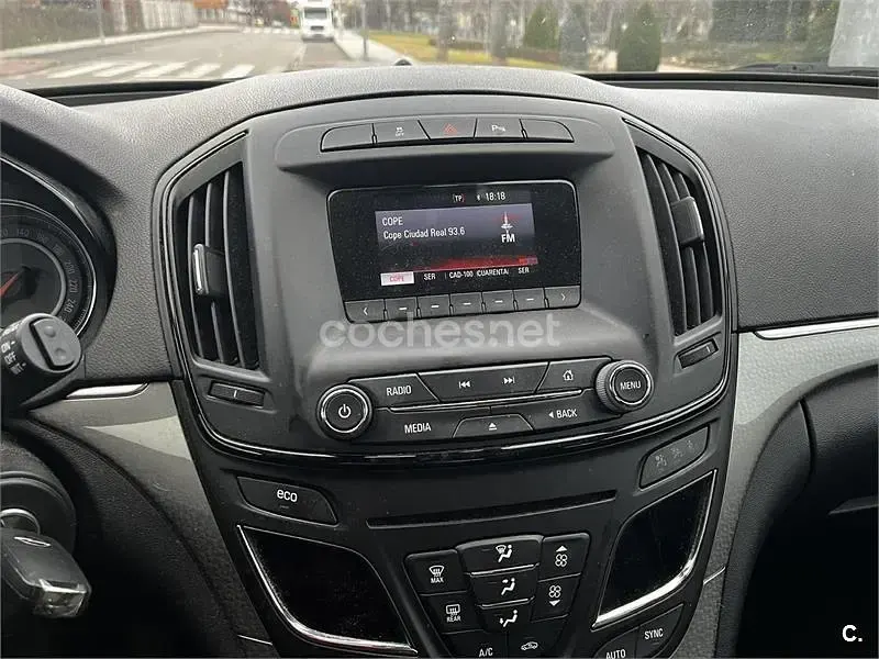 Usado Opel Insignia Selective 120 CV (88 kW) 2017 Blanco Berlina