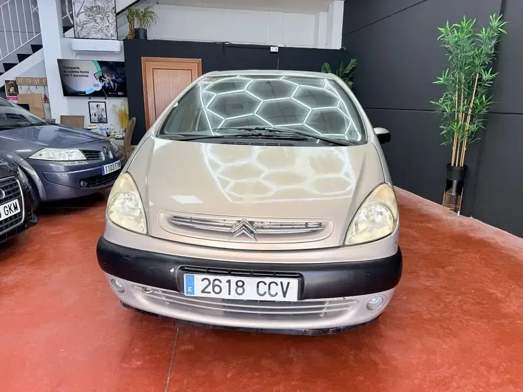 Usado Citroën Xsara Picasso Exclusive 90 CV (66 kW) 2003 Marrón Monovolumen