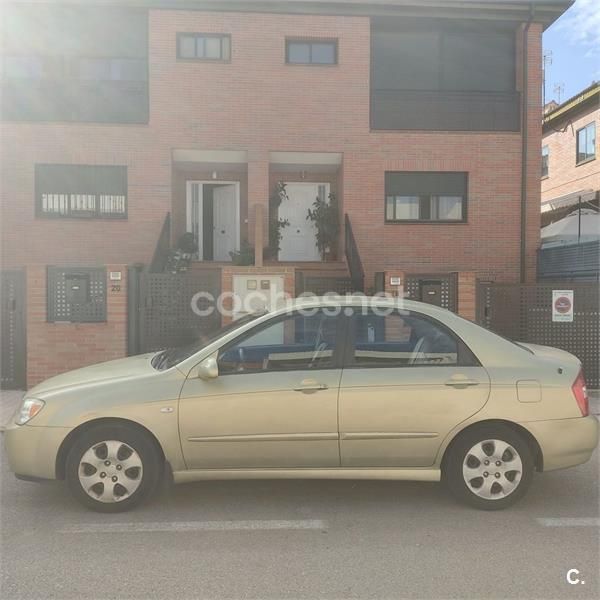 Amarillo Usado 2004 Kia Cerato LX Berlina | 1300 € - Imagen 1/4