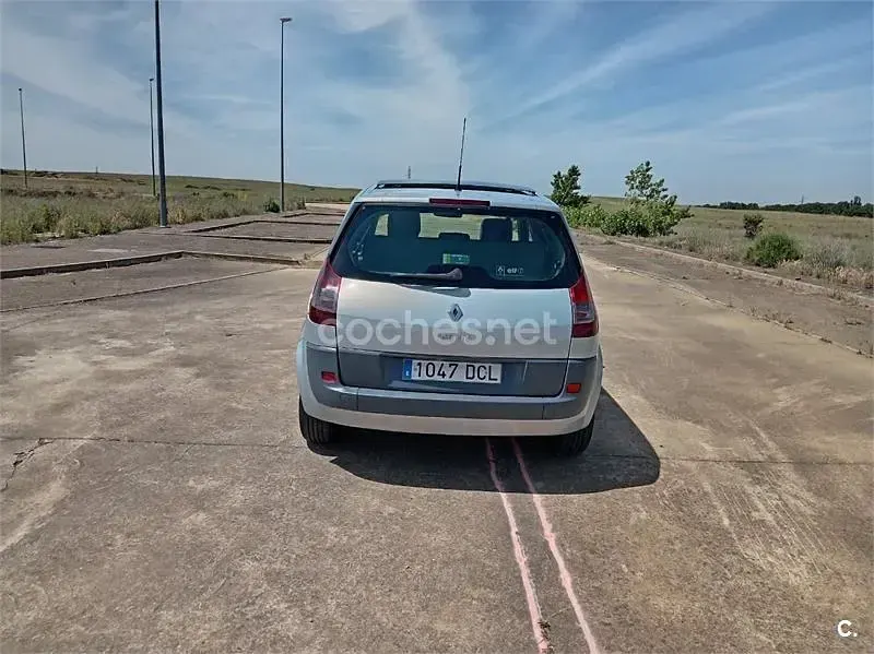 Usado Renault Scénic II Dynamique 120 CV (88 kW) 2004 Gris / plata Monovolumen