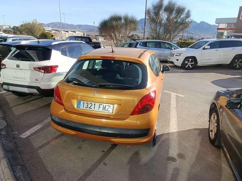 Usado Peugeot 207 75 CV (55 kW) 2007 Naranja Utilitario