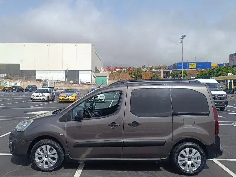 Usado Citroën Berlingo Shine 100 CV (73 kW) 2018 Gris / plata Monovolumen