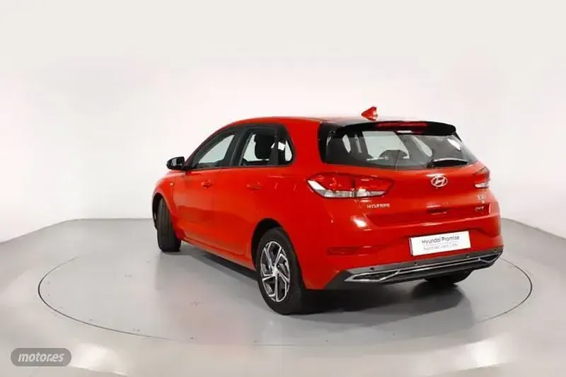 Usado Hyundai i30 120 CV (88 kW) 2025 Rojo Berlina