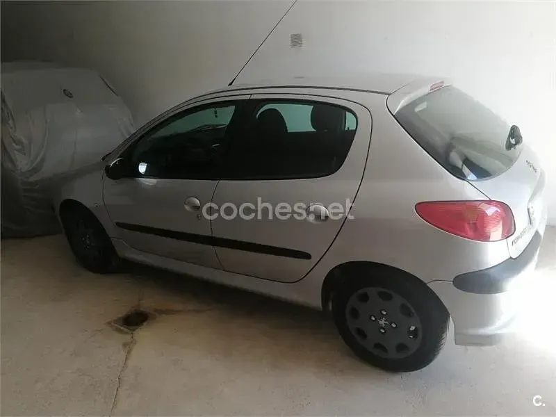 Usado Peugeot 206 75 CV (55 kW) 2005 Gris / plata Berlina
