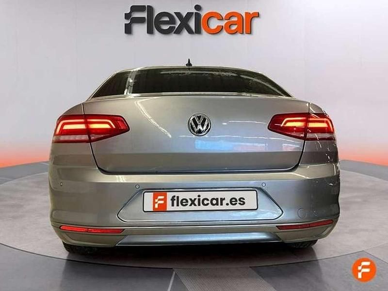 Usado VW Passat Advance 150 CV (110 kW) 2019 Gris Berlina