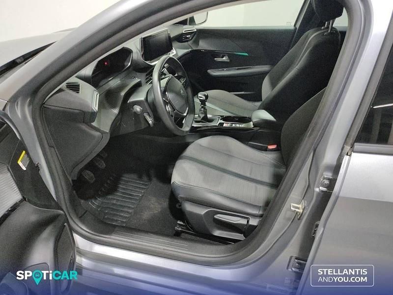 Usado Peugeot 208 Allure 101 CV (74 kW) 2023 Gris Utilitario