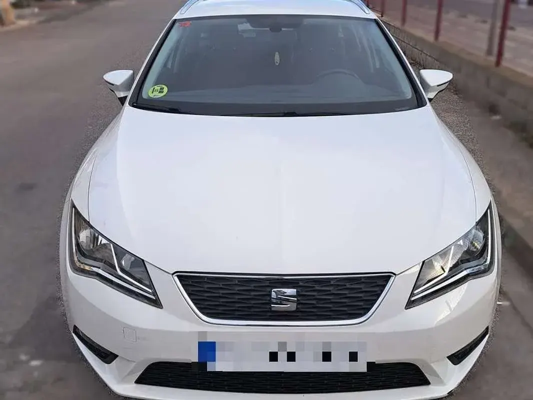 Usado Seat Leon ST Style 105 CV (77 kW) 2015 Blanco Familiar