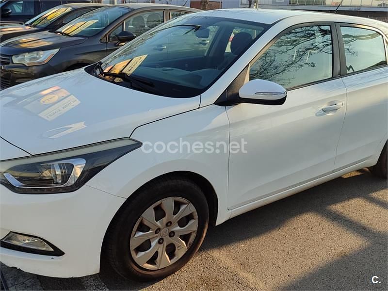 Usado Hyundai i20 90 CV (66 kW) 2017 Blanco Berlina