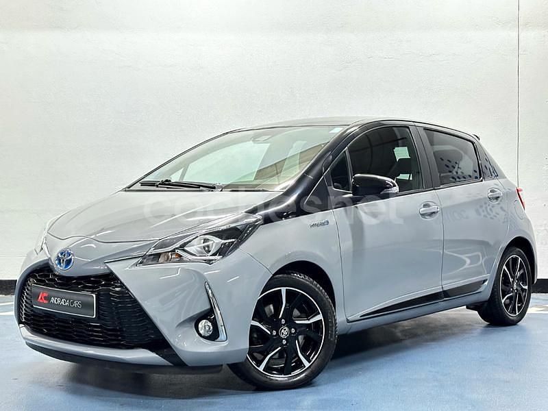 Gris / plata Usado 2018 Toyota Yaris Hybrid Edition Berlina | 15.890 € (Precio justo) - Imagen 1/4