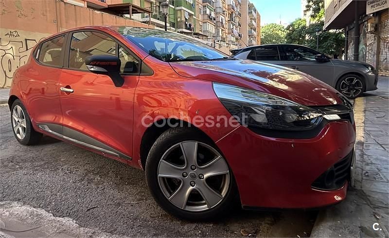 Usado Renault Clio IV Authentique 75 CV (55 kW) 2016 Rojo Berlina