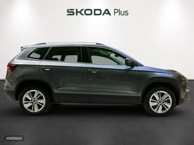 Usado Skoda Karoq Selection 150 CV (110 kW) 2025 Gris / plateado SUV