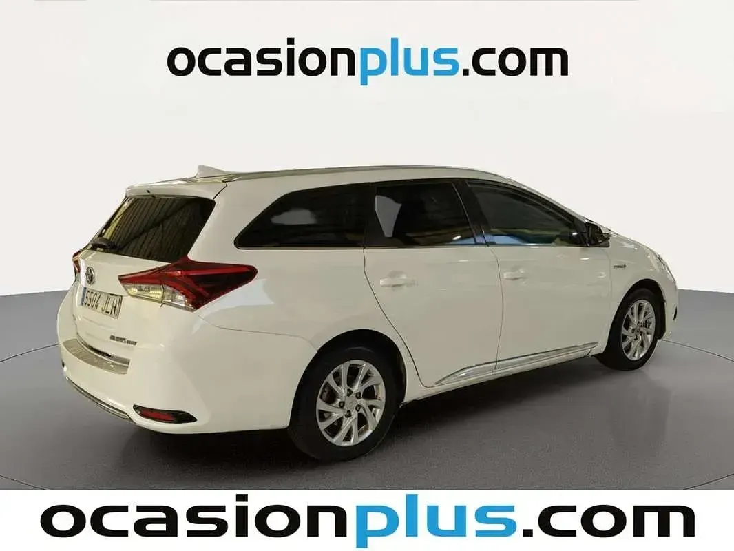 Usado Toyota Auris Touring Sports Active 136 CV (100 kW) 2016 Blanco Familiar