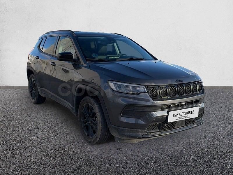 Usado Jeep Compass Night Eagle 130 CV (95 kW) 2022 Gris / plata SUV
