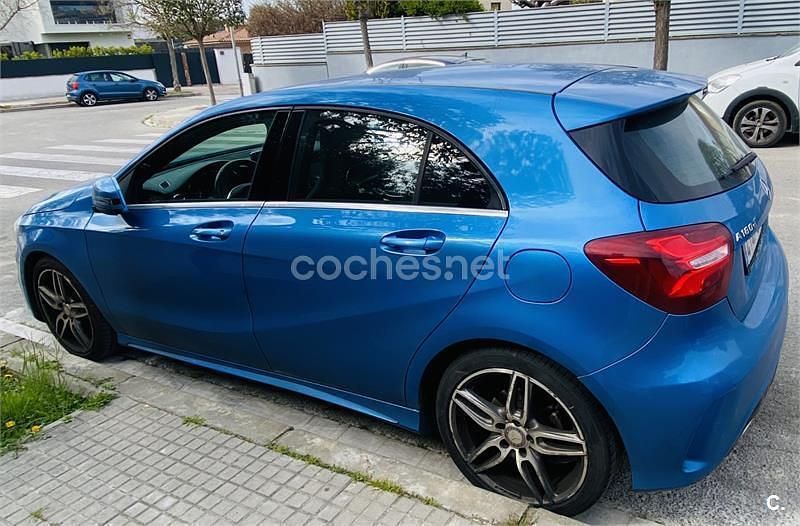 Käytetty Mercedes A180 Urban 109 HP (80 kW) 2016 Sininen Sedan