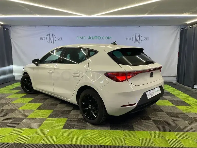 Usado Seat Leon Style 130 CV (95 kW) 2021 Blanco Berlina