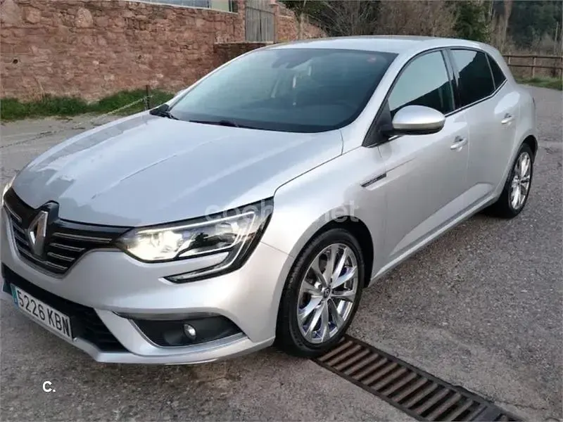 Usado Renault Mégane Zen 130 CV (95 kW) 2017 Gris / plata Berlina