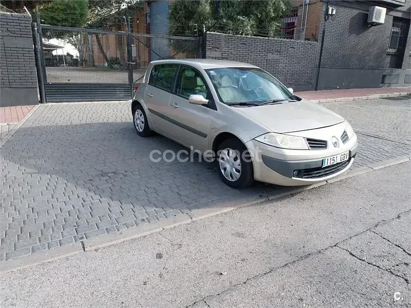 Usado Renault Mégane III Business 105 CV (77 kW) 2009 Gris / plata Berlina