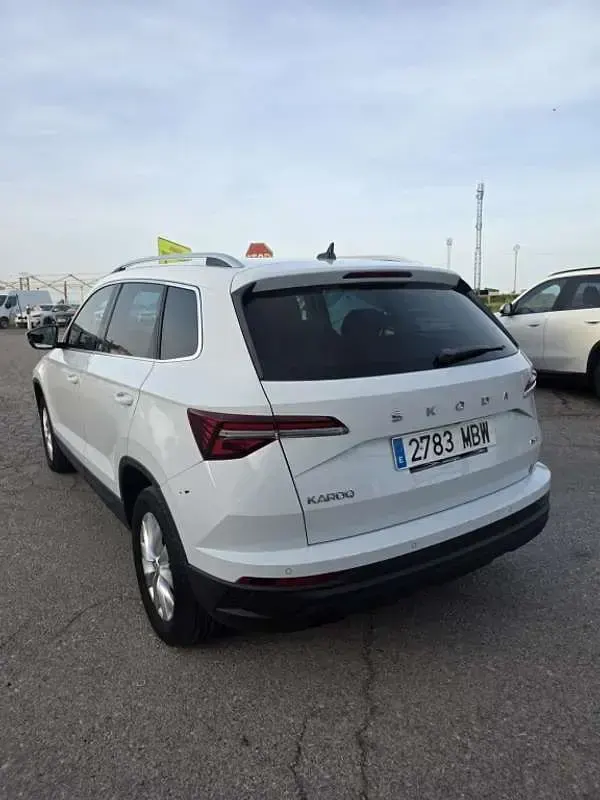 Usado Skoda Karoq Ambition 150 CV (110 kW) 2022 Blanco SUV