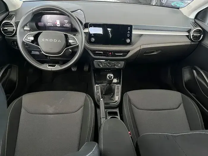 Usado Skoda Fabia Selection 95 CV (69 kW) 2025 Gris Utilitario