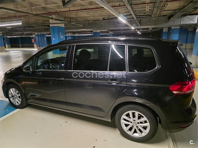 Usado VW Touran Advance 150 CV (110 kW) 2017 Negro Monovolumen