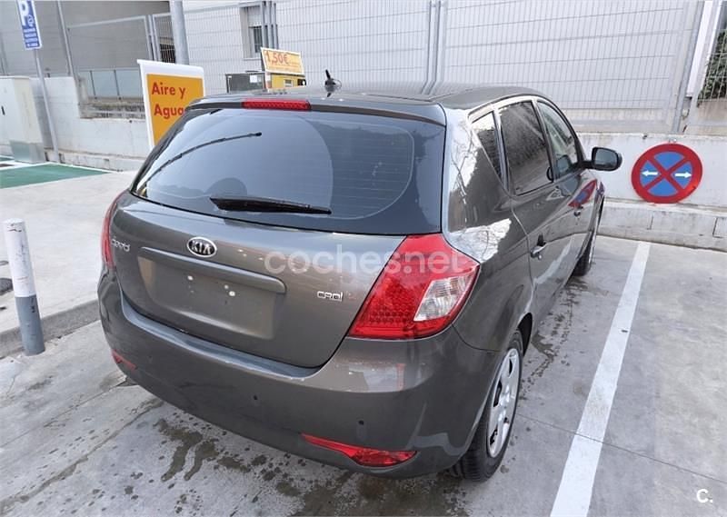 Usado Kia Ceed Plus 90 CV (66 kW) 2012 Gris / plata Utilitario