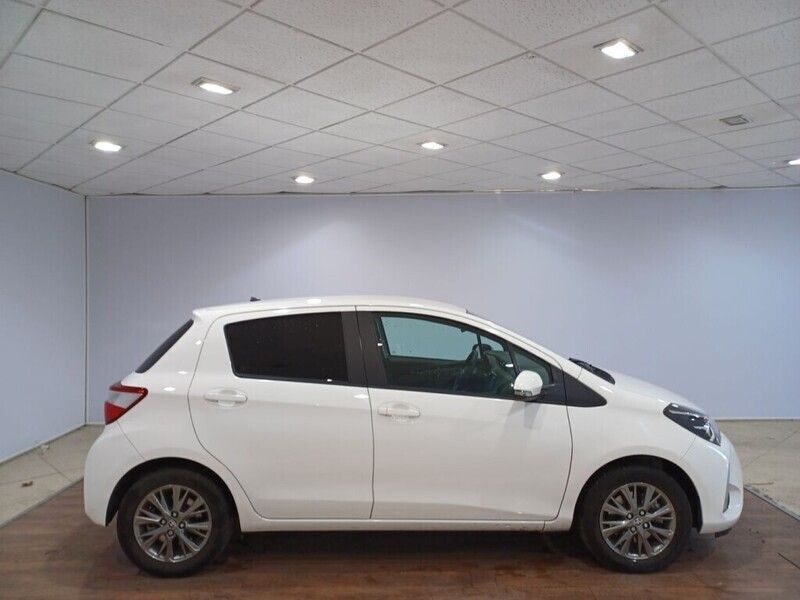 Usado Toyota Yaris Active 111 CV (81 kW) 2019 Blanco Berlina