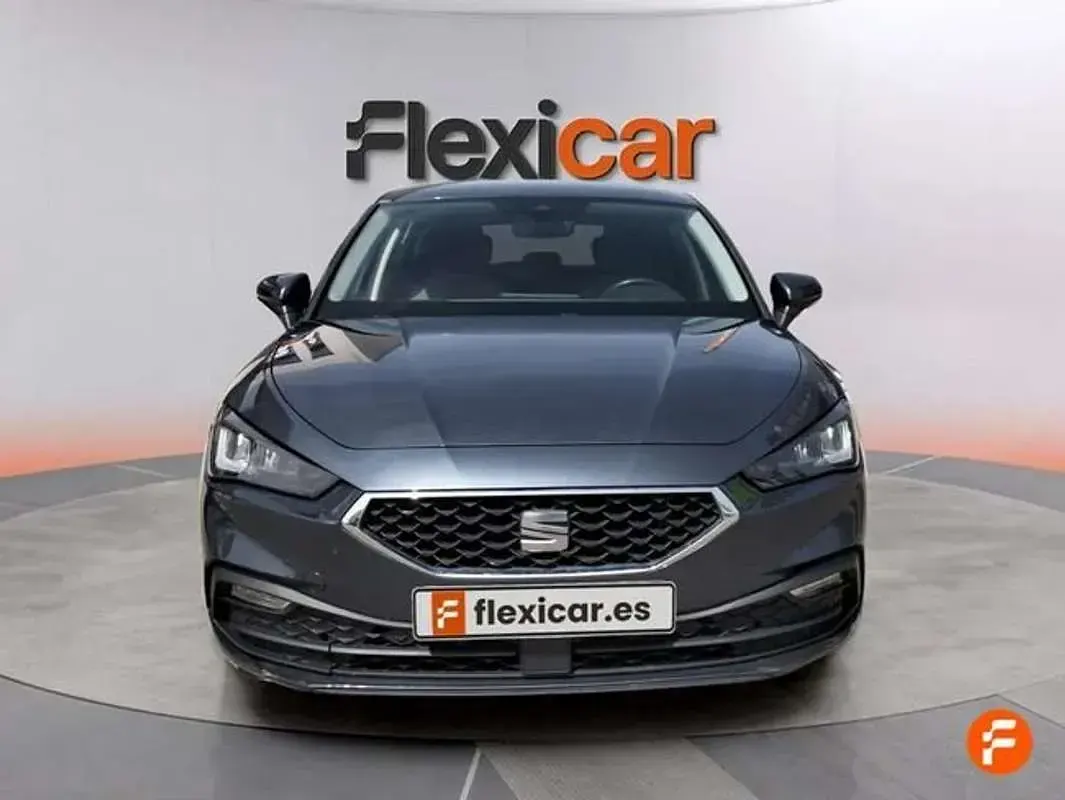 Usado Seat Leon Style 131 CV (96 kW) 2023 Gris Utilitario