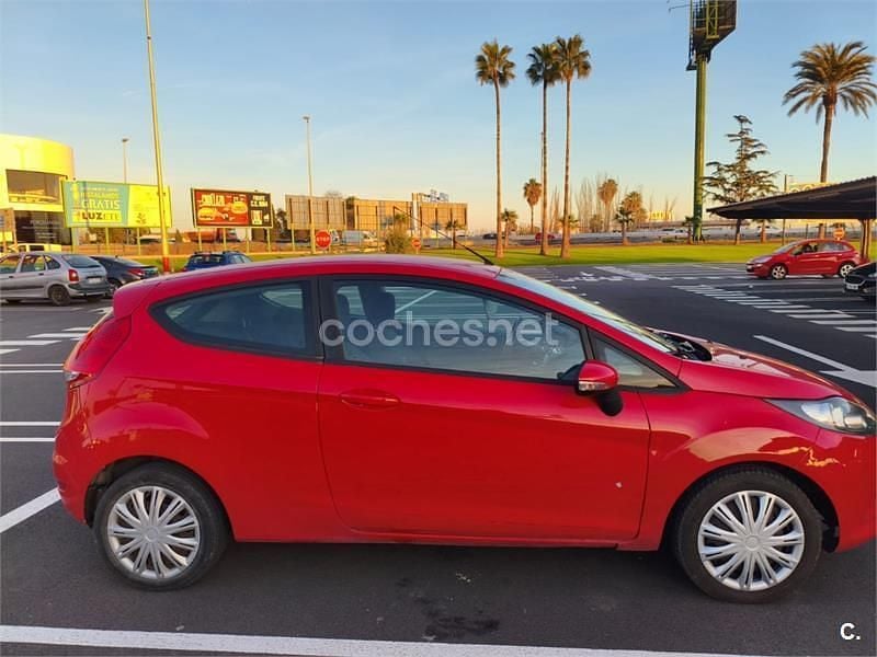 Usado Ford Fiesta Trend 82 CV (60 kW) 2011 Rojo Berlina