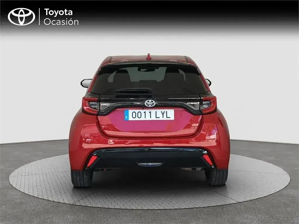 Usado Toyota Yaris Hybrid Plus 116 CV (85 kW) 2022 Rojo Monovolumen